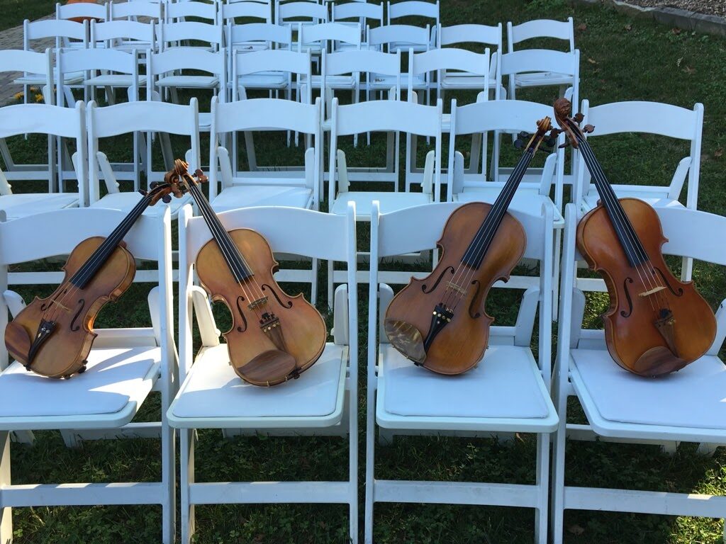 Duo Vivo string duet performing at an event